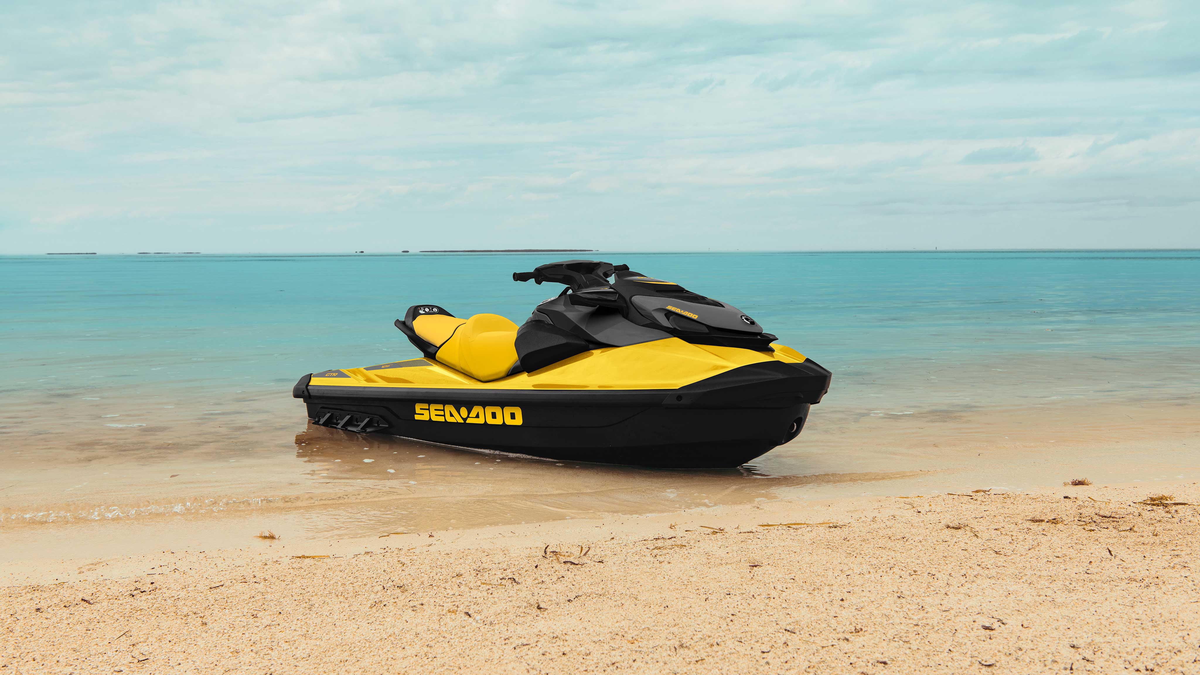 Sea-Doo GTR 2022 sur une plage de sable