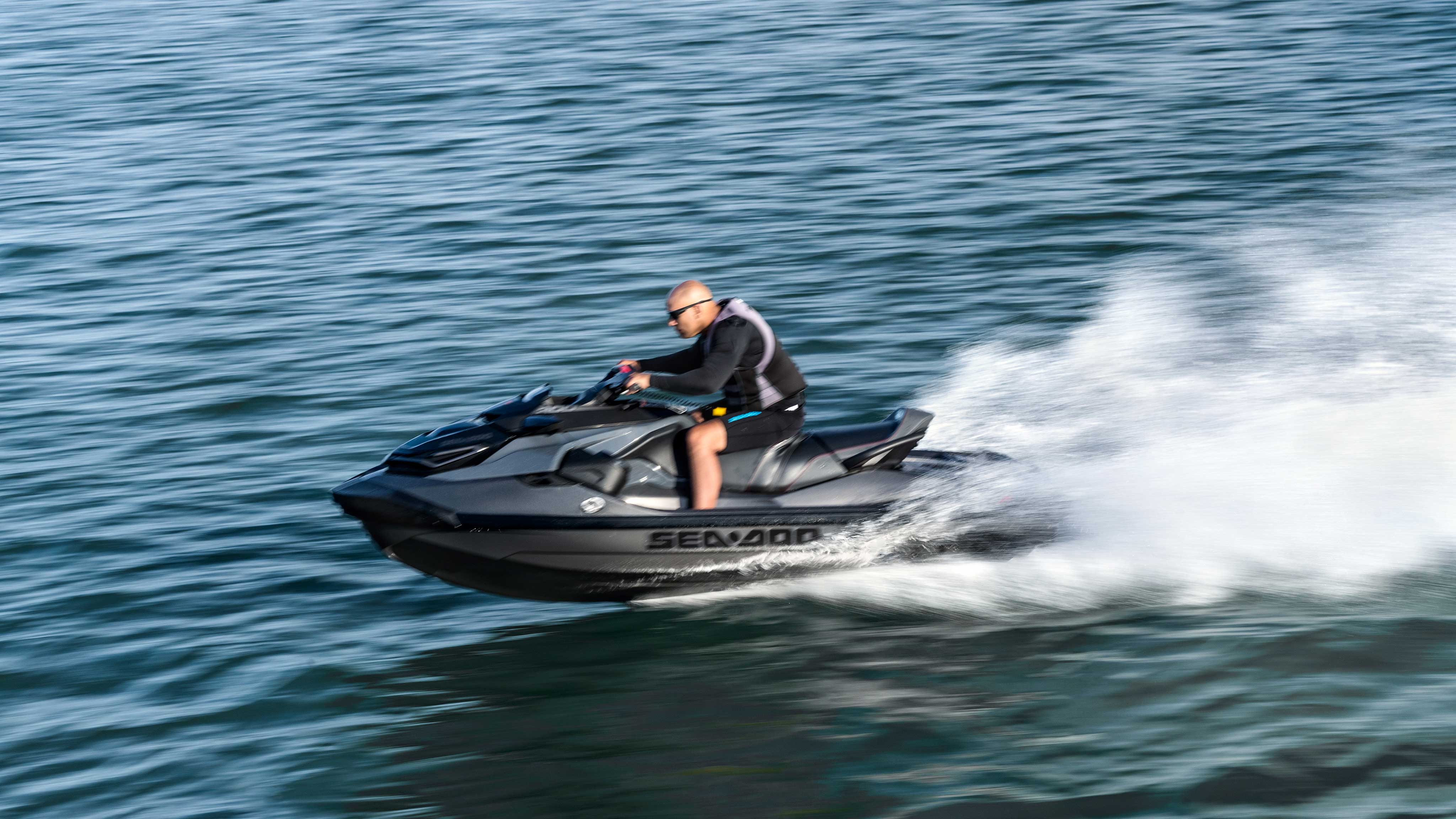 Homme accélérant avec son Sea-Doo RXT-X