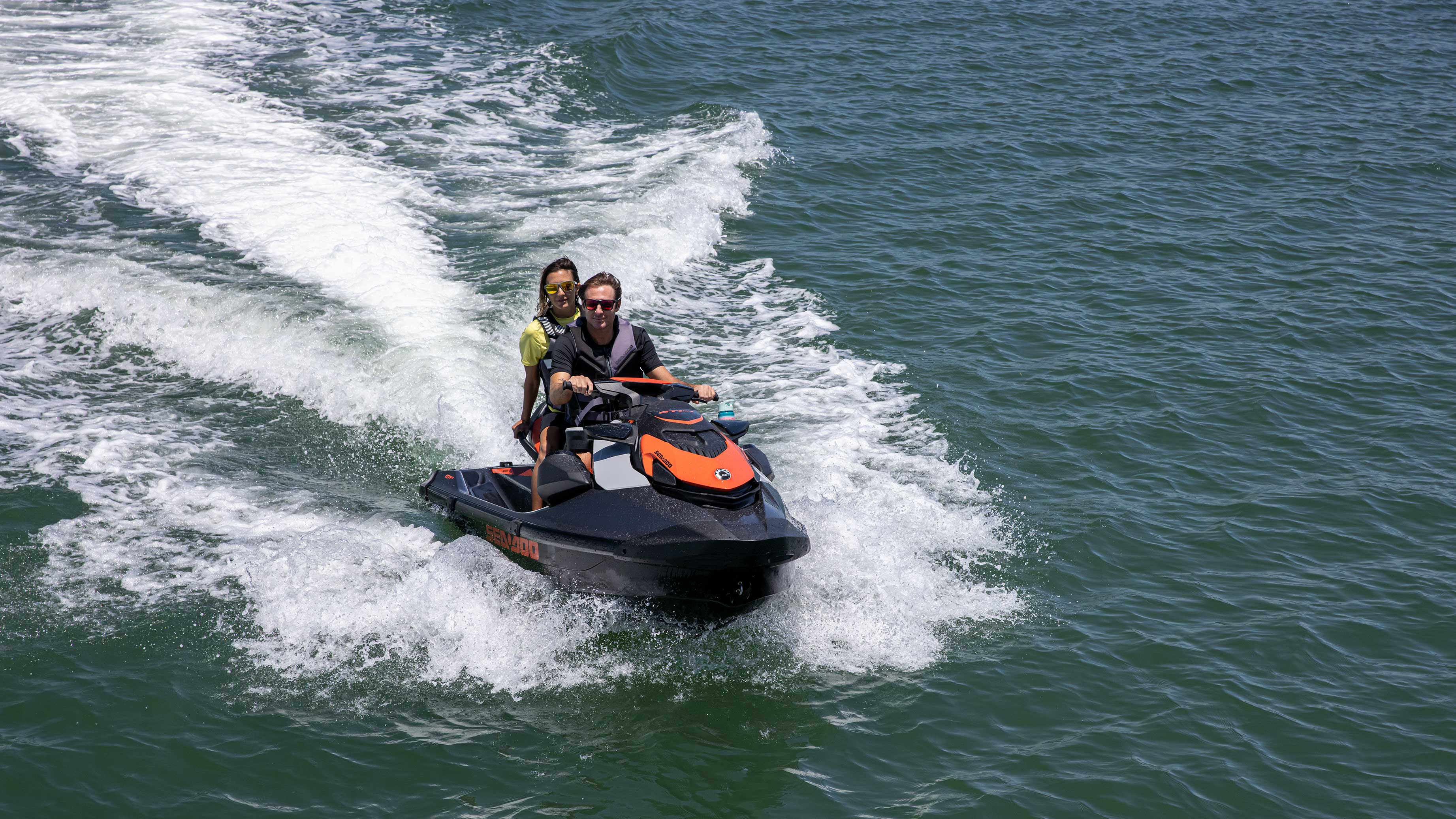 Couple en randonnée sur un Sea-Doo GTI